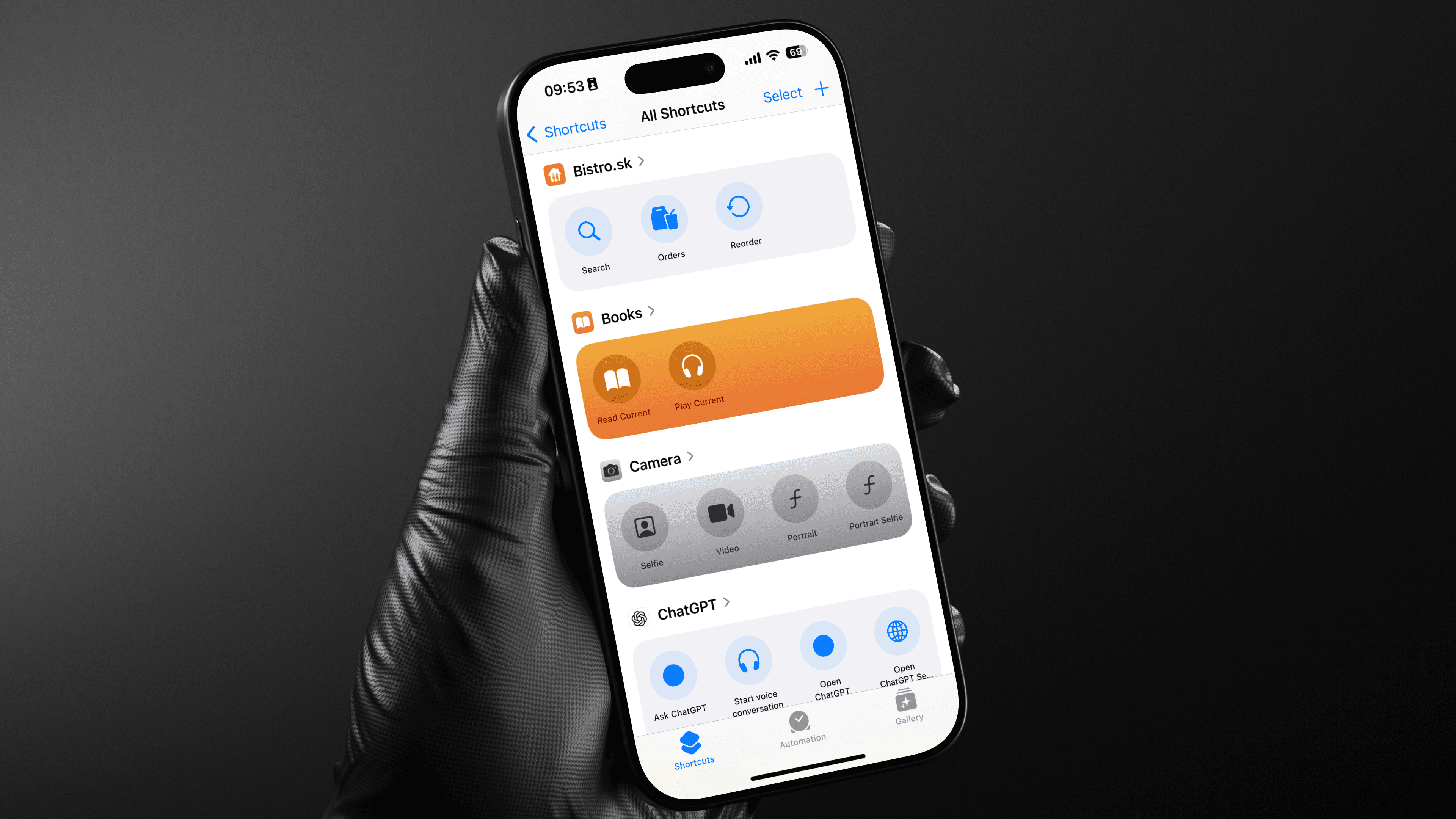 Mobilné zariadenie v rukách človeka, na ktorom je ukázaný príklad funkcie App Shortcuts.
