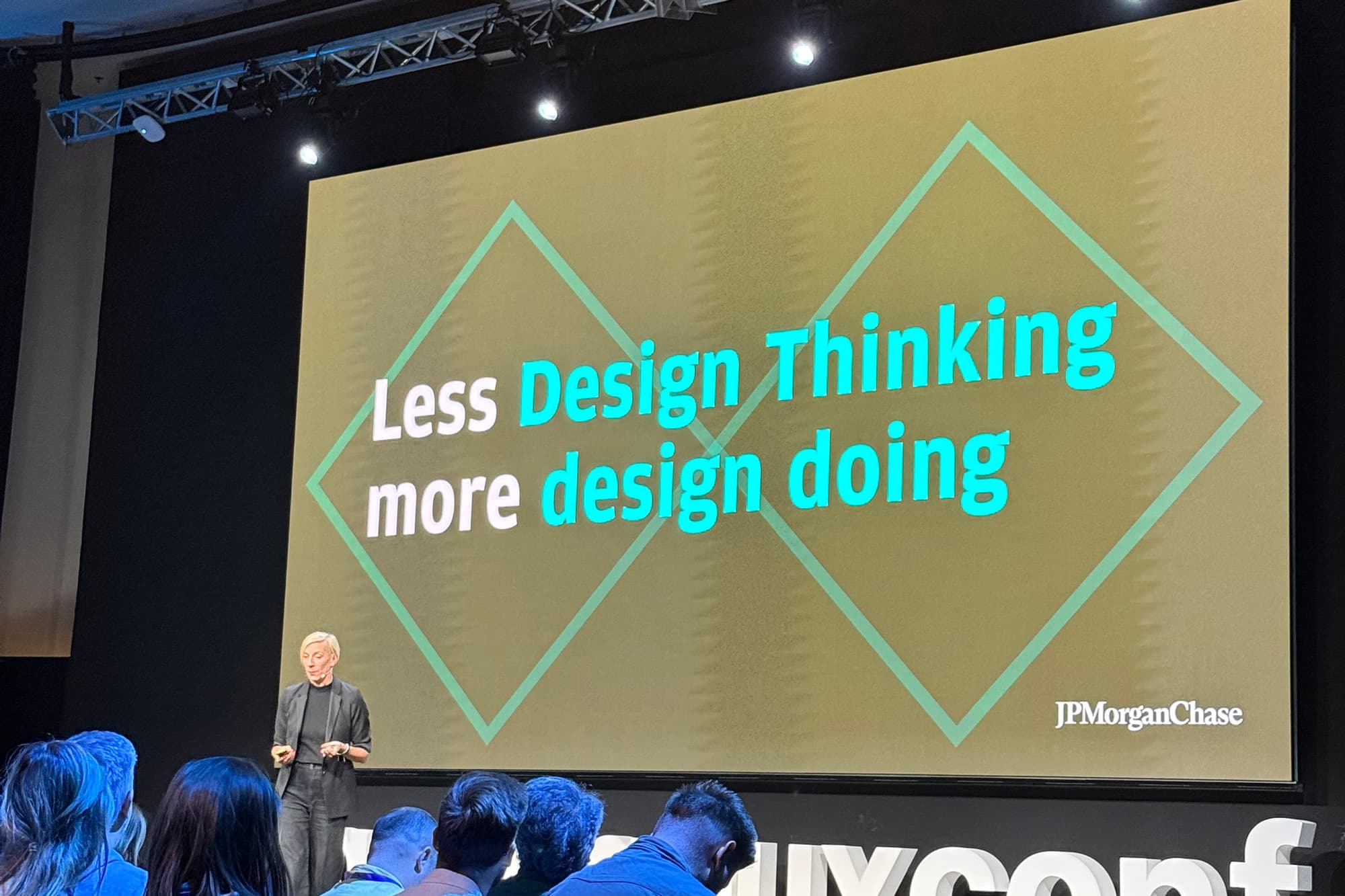 Fotografia z prednášky  - slajd s nápisom: "Less Design Thinking, more design doing".