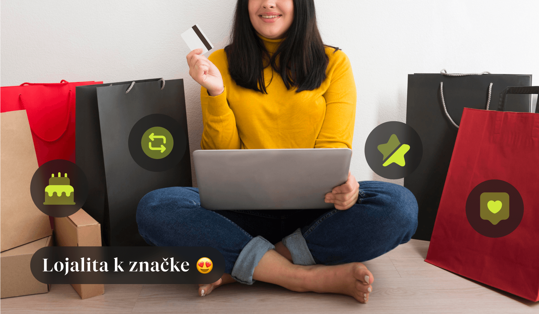 Žena používajúca prenosný počítač, sediaca s prekríženými nohami, obklomená nákumnými taškami. Zobrazený je aj text „Vernosť značke“.