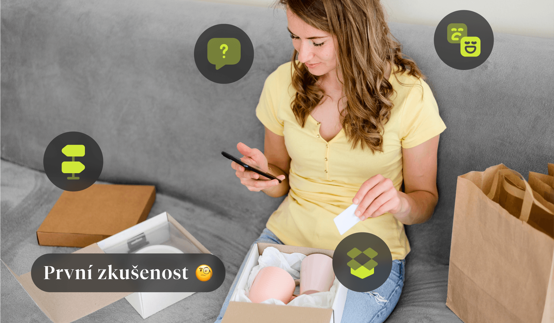 Žena používající mobilní zařízení s krabicí rozbaleného zboží, s ikonami spojenými s prvním nákupem. Zobrazen je také text „První zkušenost“.