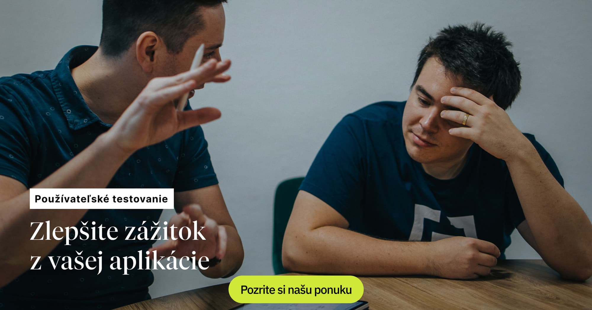 Dvaja muži, z ktorých jeden vysvetľuje, druhý počúva, s nápisom: "Zlepšite zážitok z vašej aplikácie".