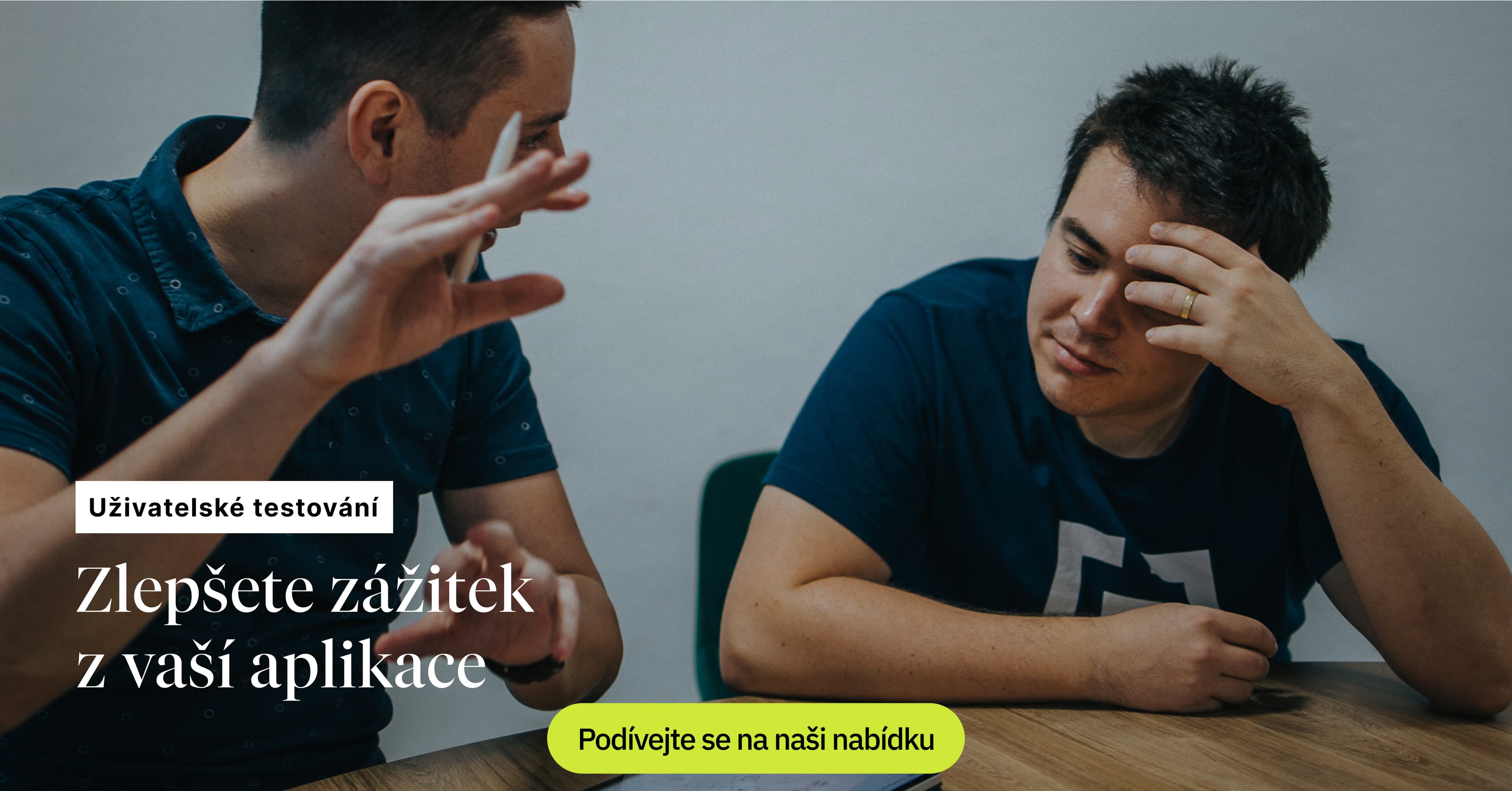 Dva muži, jeden vysvětluje, druhý poslouchá, s nápisem „Zlepšete zážitek z vaší aplikace“.