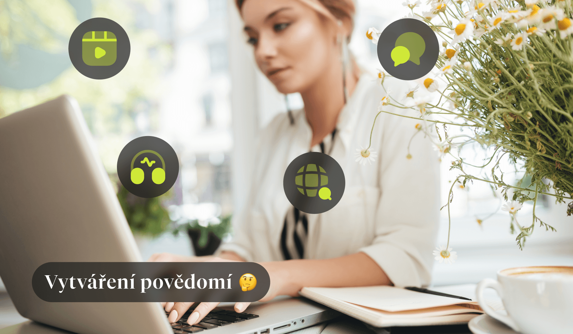 Žena používající notebook s ikonami sociálních sítí v popředí. Zobrazen je také text „Vytváření povědomí“.
