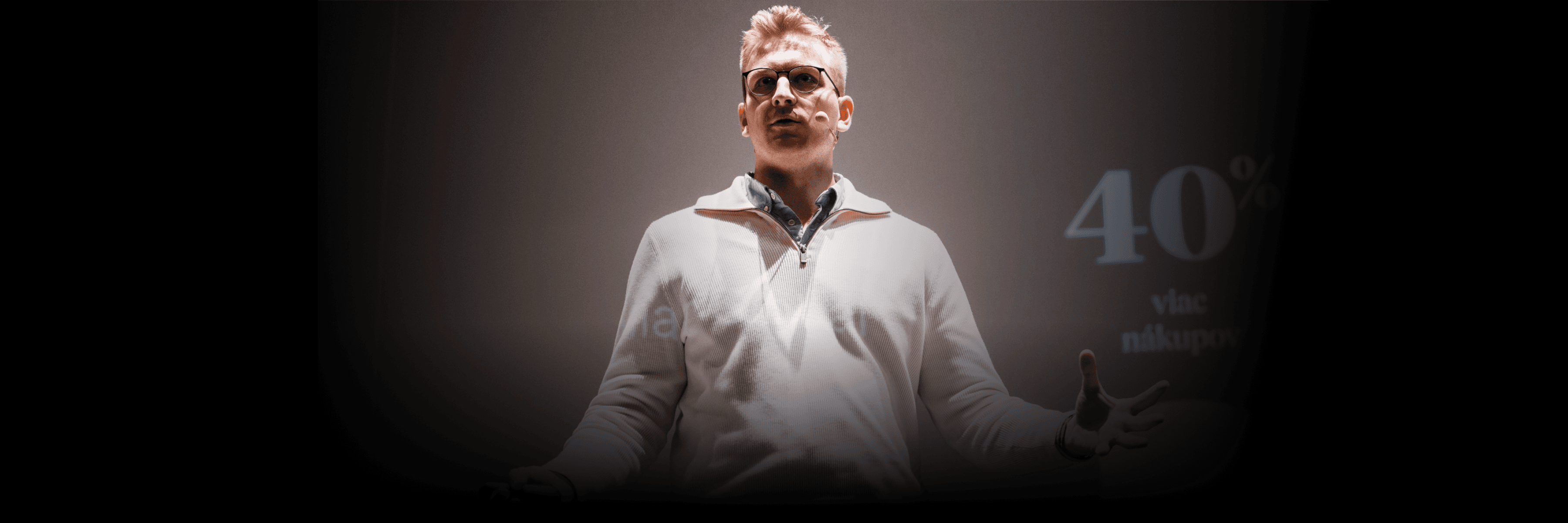 Prezentujúci na pódiu pri prezentácii.